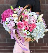 Композиция солнечный день в Роговской Цветочная композиция из Розы, Хризантемы, Пионы и Лизиантусы в корзине в Роговской