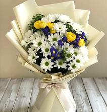 Букет цветов из:  Ирисы, Хризантемы и Розы в Роговской
