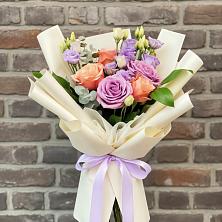 Букет цветов из:  Лизиантусы и Розы в Роговской