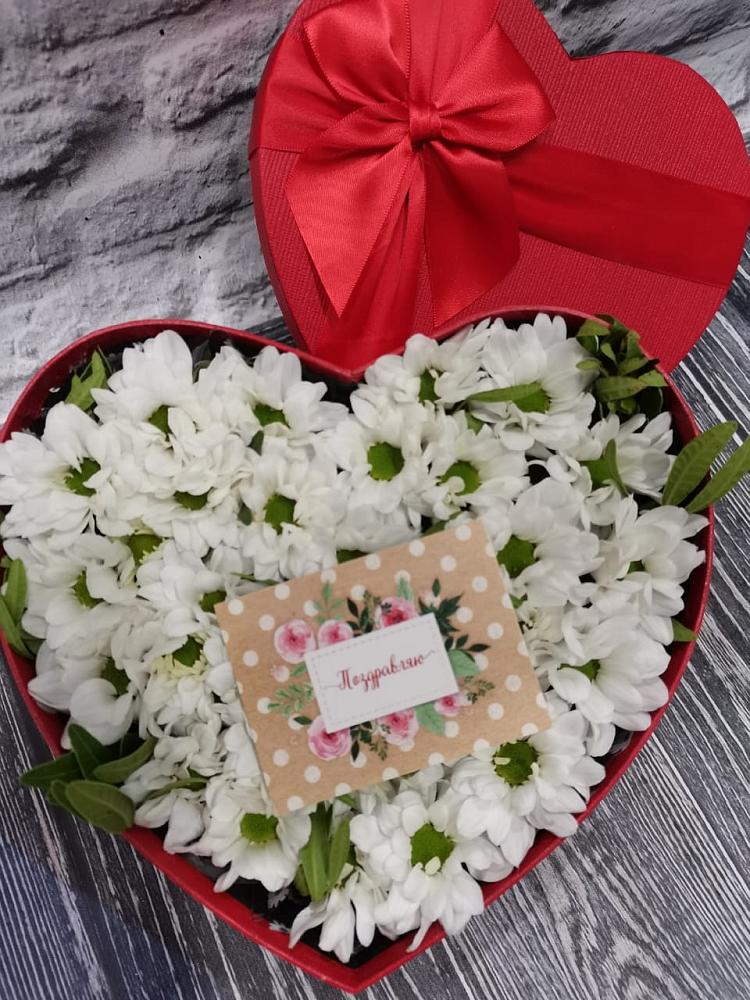 Цветочная композиция из Хризантемы в виде сердца в Роговской