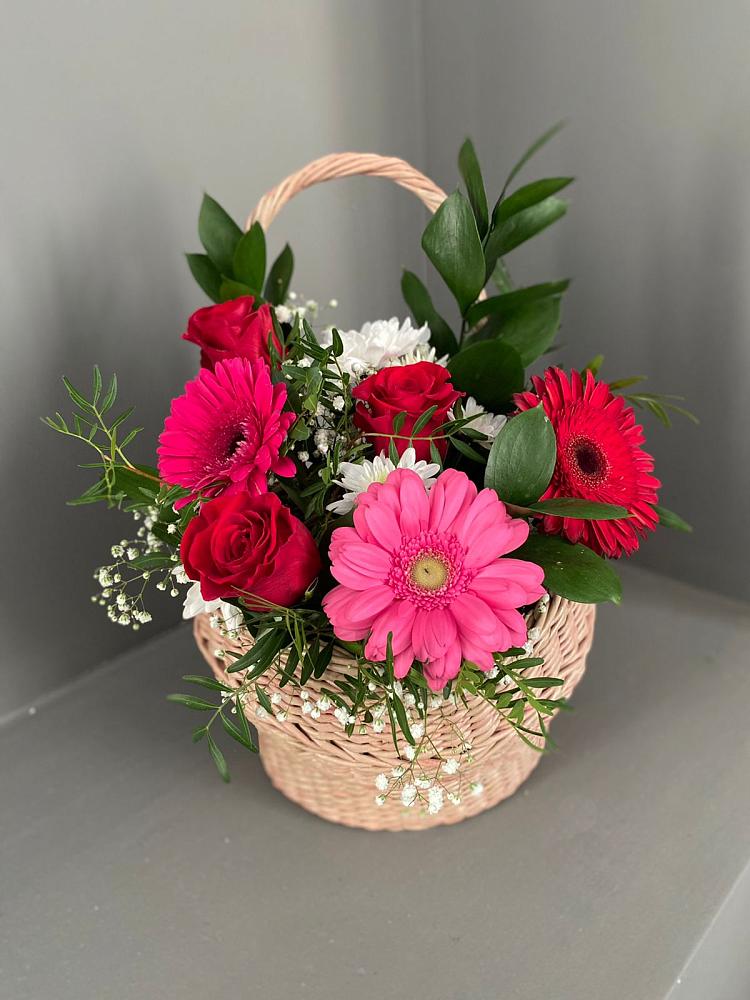 Цветочная композиция из Розы, Хризантемы и Герберы в корзине в Роговской